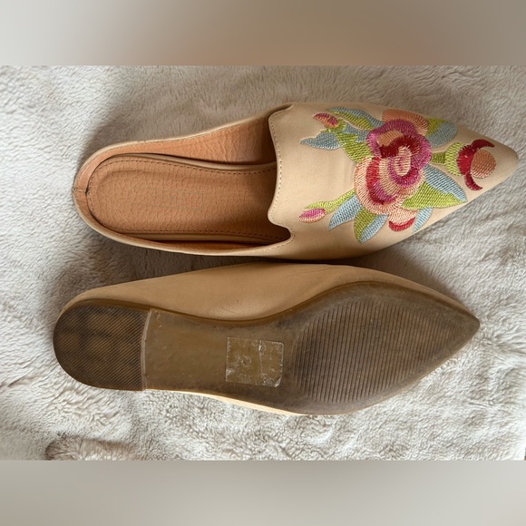 Women’s Slides - Picture 5 of 5